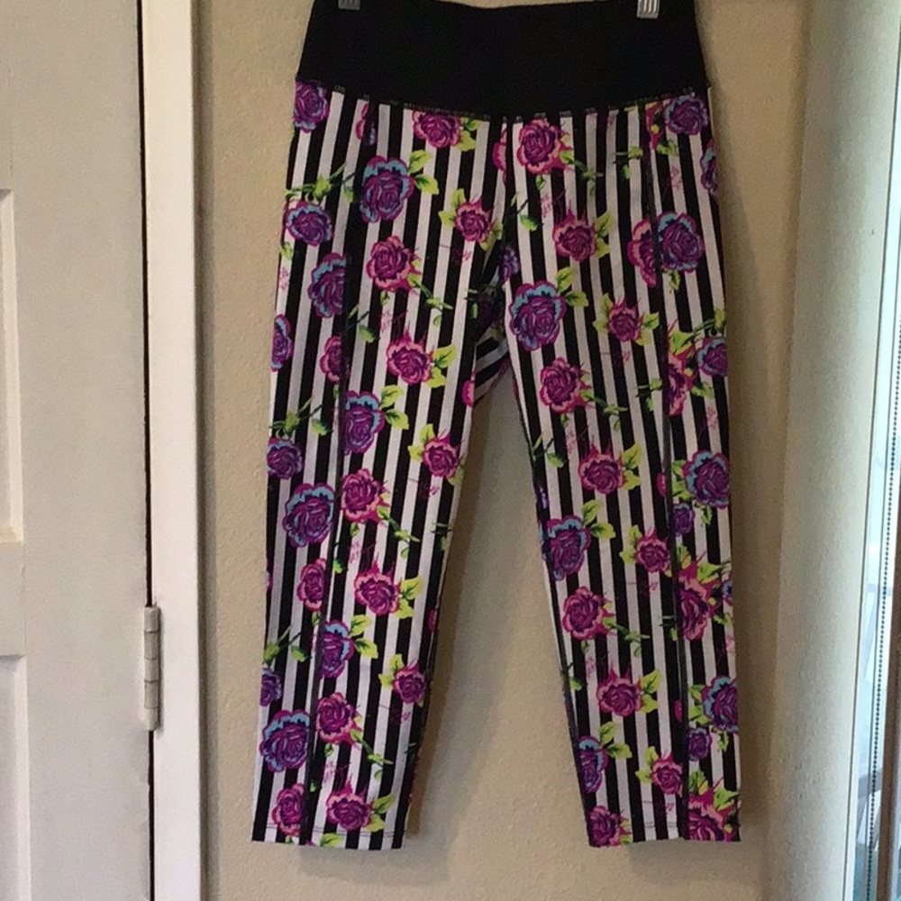 BetsyJohnson floral Capri legging NWOT  SZ S
